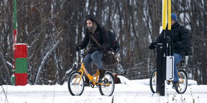 Mensch auf einem Fahrrad fährt im Schnee