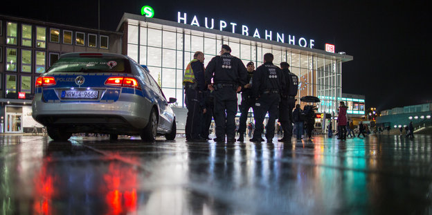 Polizisten stehen vor dem Kölner Hauptbahnhof