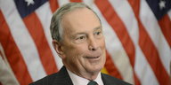 Michael Bloomberg vor einer US-Flagge