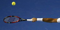 ein Arm mit Tennisschläger