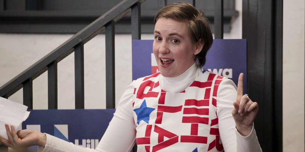 Lena Dunham im Hillary-Outfit.