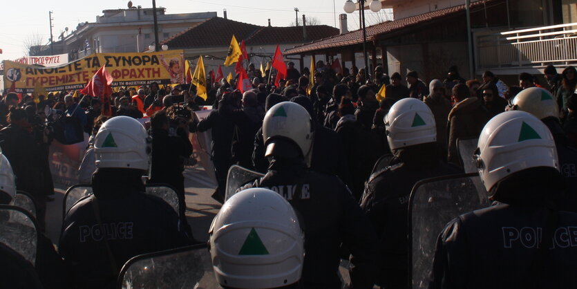 Polizeisperre vor einer Demonstration