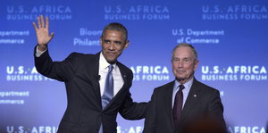 Obama winkt und hält Bloomberg (r) am Arm