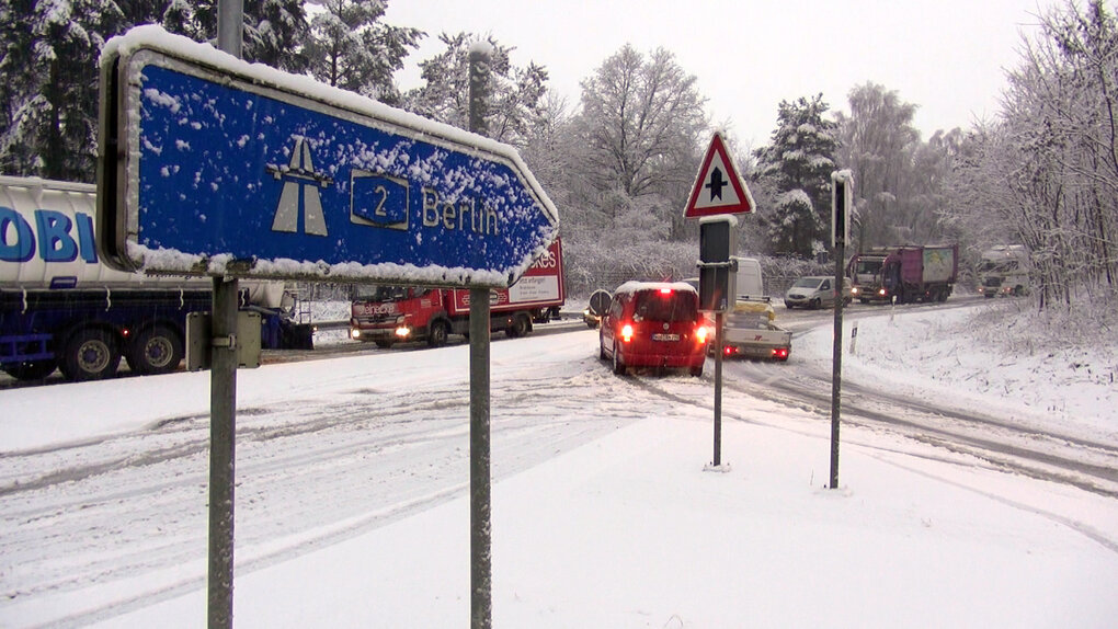 Autobahnauffahrt zur A2, im Vordergrund Schild, alles tief verschneit.