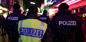 Vier Menschen in Polizeijacken in Hamburg