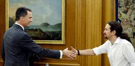 König Felipe reicht Pablo Iglesias die Hand, dahinter ein Ölgemälde