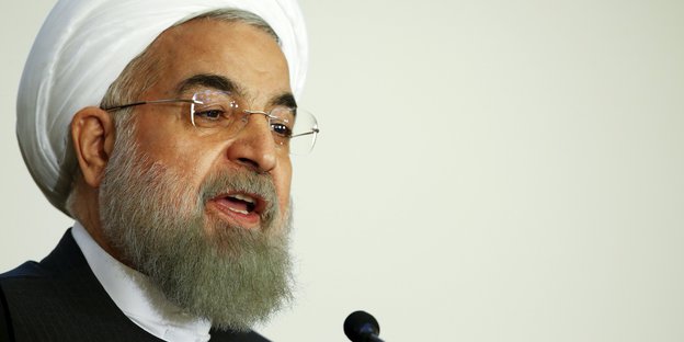 Ein Mann, Hassan Ruhani, mit Bart und Brille und weißem Turban