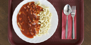 Ein Teller mit Nudeln und Tomatensoße.