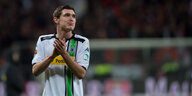Gladbachs Fußballspieler Andreas Christensen schaut enttäuscht nach der Niederlage gegen Dortmund