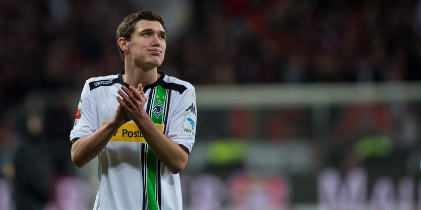 Gladbachs Fußballspieler Andreas Christensen schaut enttäuscht nach der Niederlage gegen Dortmund