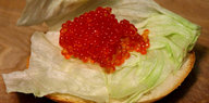 Kaviar liegt auf einem Salatblatt.