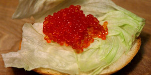 Kaviar liegt auf einem Salatblatt.