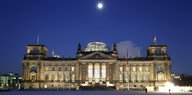 das Reichstagsgebäude bei Nacht