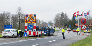 Dänische Polizisten stehen an der Grenze zu Deutschland.
