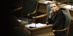 Dänemarks Immigartionsministerin Inger Stojberg sitzt im Parlament.