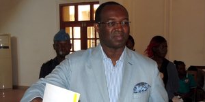 Der Kandidat Anicet-Georges Dologuélé bei der Stimmabgabe am 30. Dezember.