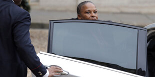 Christiane Taubira steigt in ein Auto.