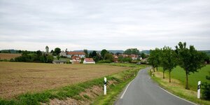 Feld und Landstraße in Thüringen.