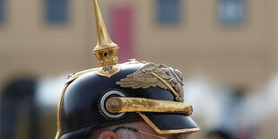 Kopf mit einer preussischen Pickelhaube drauf.