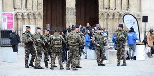 Eine Gruppe von Soldaten vor dem Eingangstor der Kirche.