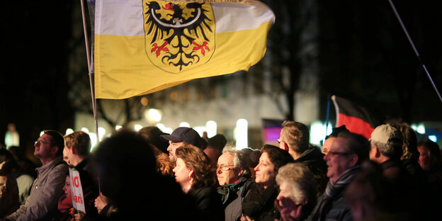 Die Fahne Niederschlesiens weht auf einer Kundgebung der AfD in Magdeburg auf dem Domplatz.