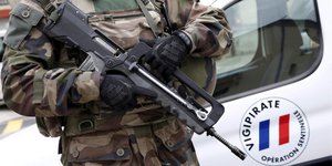 Ein schwer bewaffneter Soldat patroulliert in Nizza