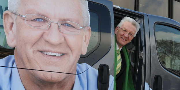 Kretschmann steigt aus einem Wahlkampfbus