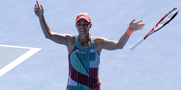 Angelique Kerber freut sich über ihren Sieg, ihr Tennisschläger schwebt neben ihr im Bild