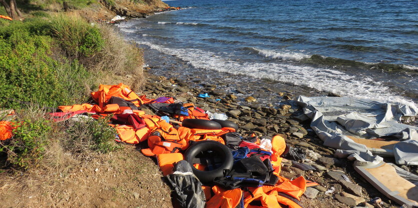 Zahlreiche Schwimmwesten liegen an der Küste von Samos.