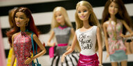 Verschiedene Barbie-Puupen in einer Ausstellung der US-Spielzeugindustrie.