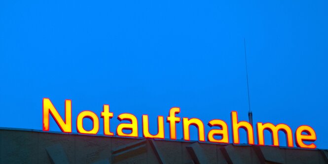 Neonschild einer Notaufnahme