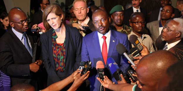Burundis Präsident ist umringt von Journalisten und Besuchern des UN-Sicherheitsrates.