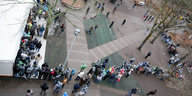 Menschen stehen vor dem Berliner Lageso in einer Schlange