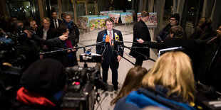 Sigmar Gabriel vor der Presse.