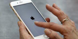 Finger über einem iPhone