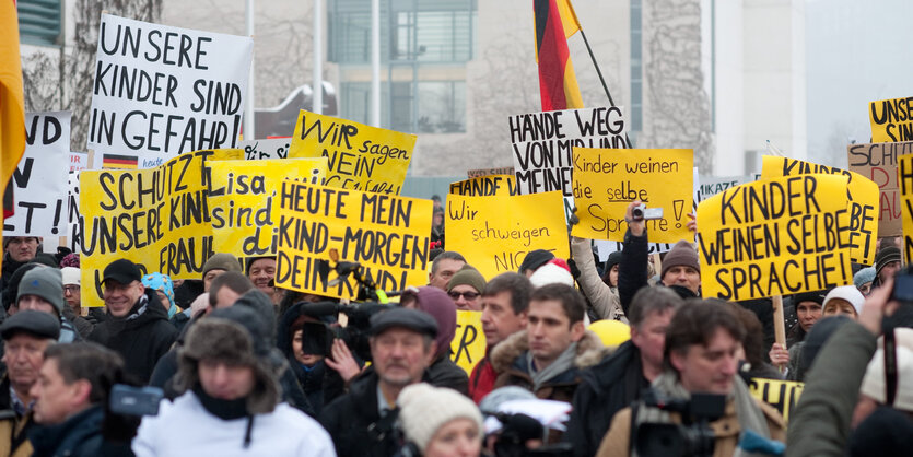 Demonstranten halten Schilder in die Luft