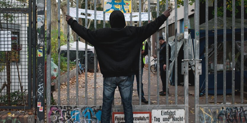 Tor zur besetzten Schule