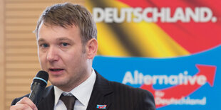 André Poggenburg mit Mikrofon in der Hand