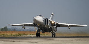 Ein russisches Kampfflugzeug in Syrien