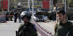 Israelische Soldaten vor dem Checkpoint, an dem sich der Angriff ereignete.