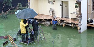 Dreharbeiten in einem überschwemmten Haus