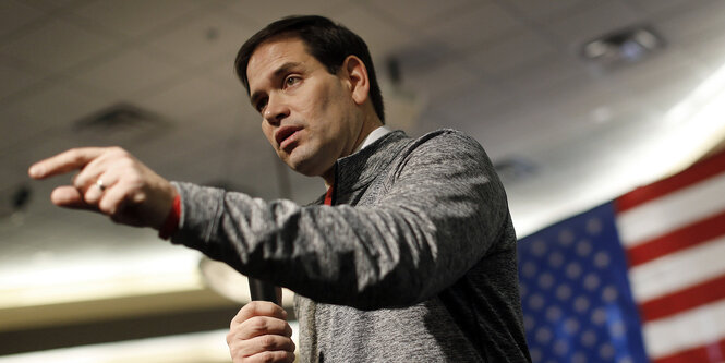 Marco Rubio hat bei einer Wahlveranstaltung ein Mikrofon in der Hand und zeigt mit dem Finger nach vorne.