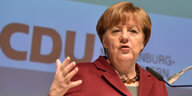 Angela Merkel spricht zu einem Publikum.
