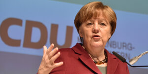 Angela Merkel spricht zu einem Publikum.