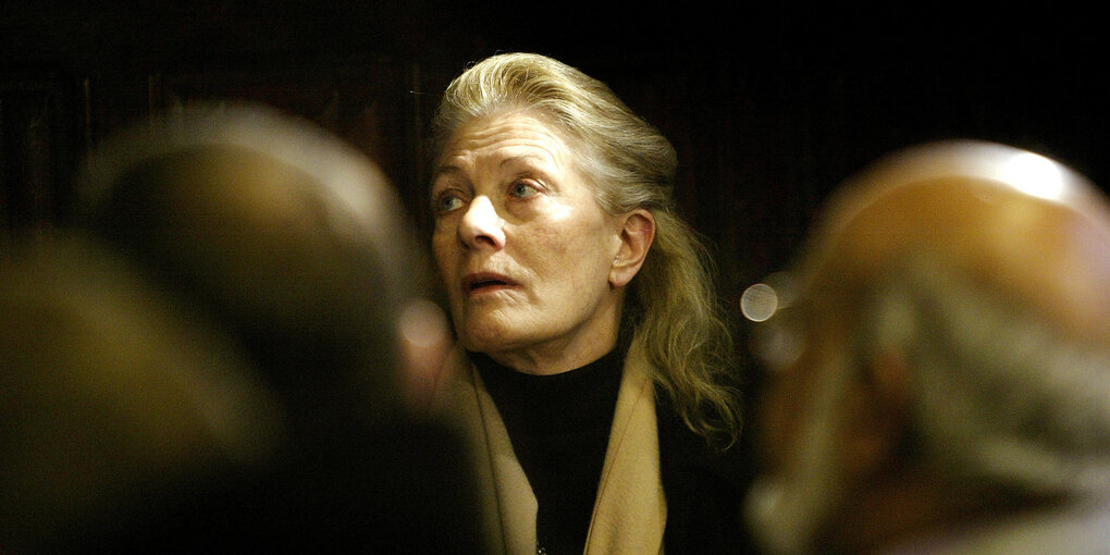 Frau mit langem Haar und Falten - es ist die Schauspielerin Vanessa Redgrave