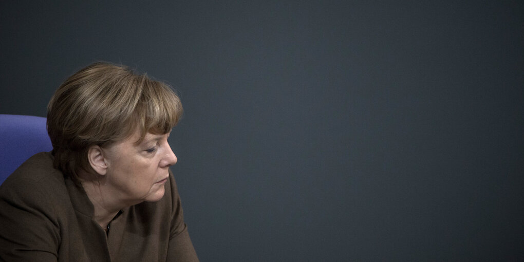 Angela Merkel mit geschlossenen Augen