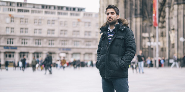 Der syrische Flüchtling Salah steht auf der Kölner Domplatte