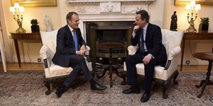 David Cameron (rechts) und Donald Tusk sitzen auf Sesseln und unterhalten sich