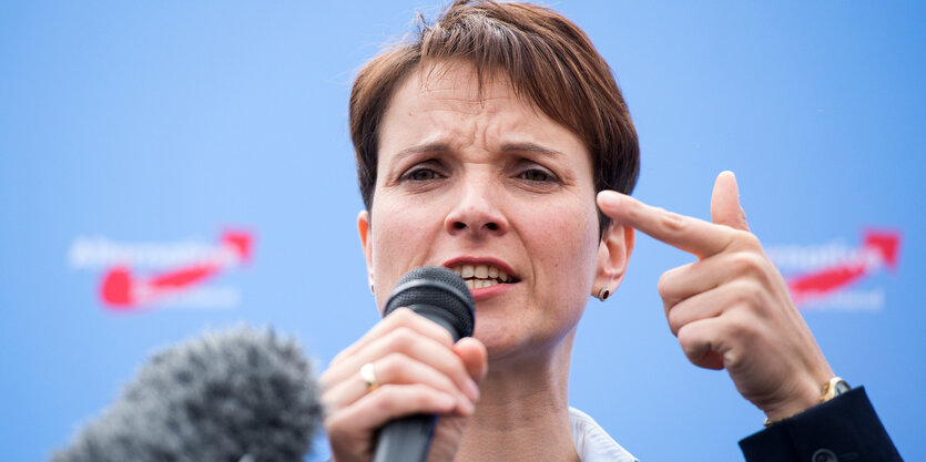 Frauke Petry spricht in ein Mikrofon