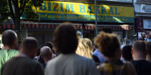 Demonstraten stehen vor dem Gemüseladen Bizim Bakkal